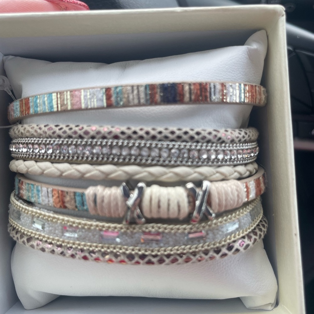Super cute trendy bracelet that has magnetic back very boho